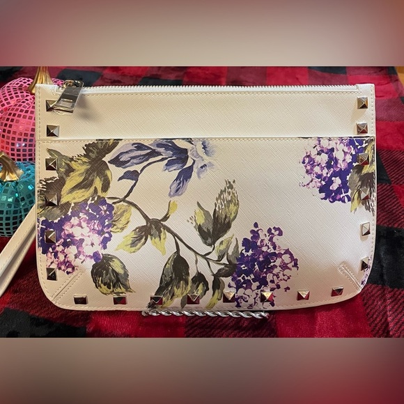White House Black Market Hydrangea Clutch Wristlet - NWT - Picture 2 of 15